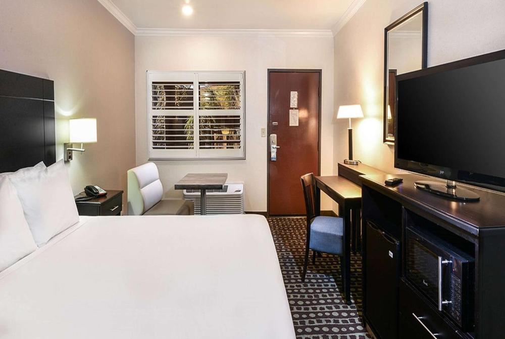 King Room - Non-Smoking interior