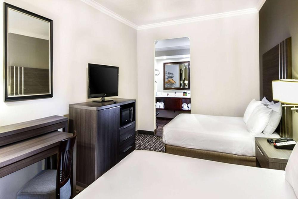 Queen Room with Two Queen Beds - Non-Smoking interior